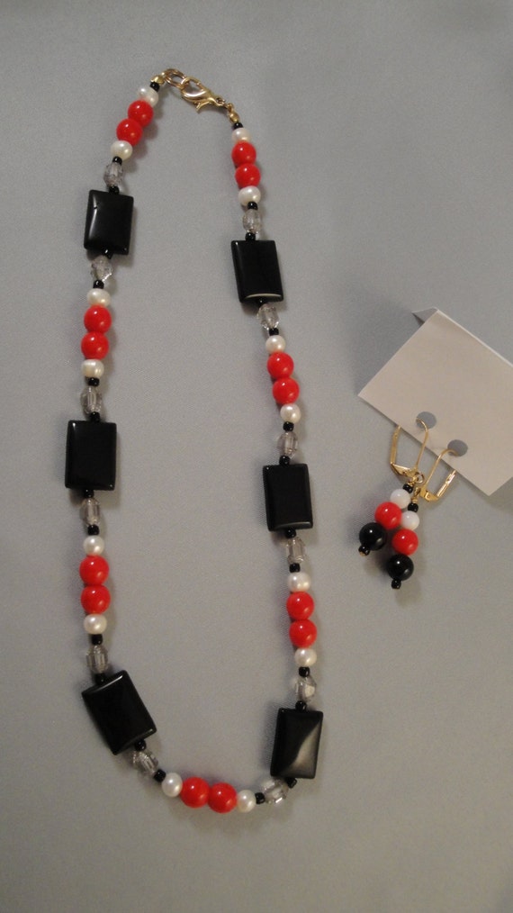 Black Red and White Beaded Necklace
