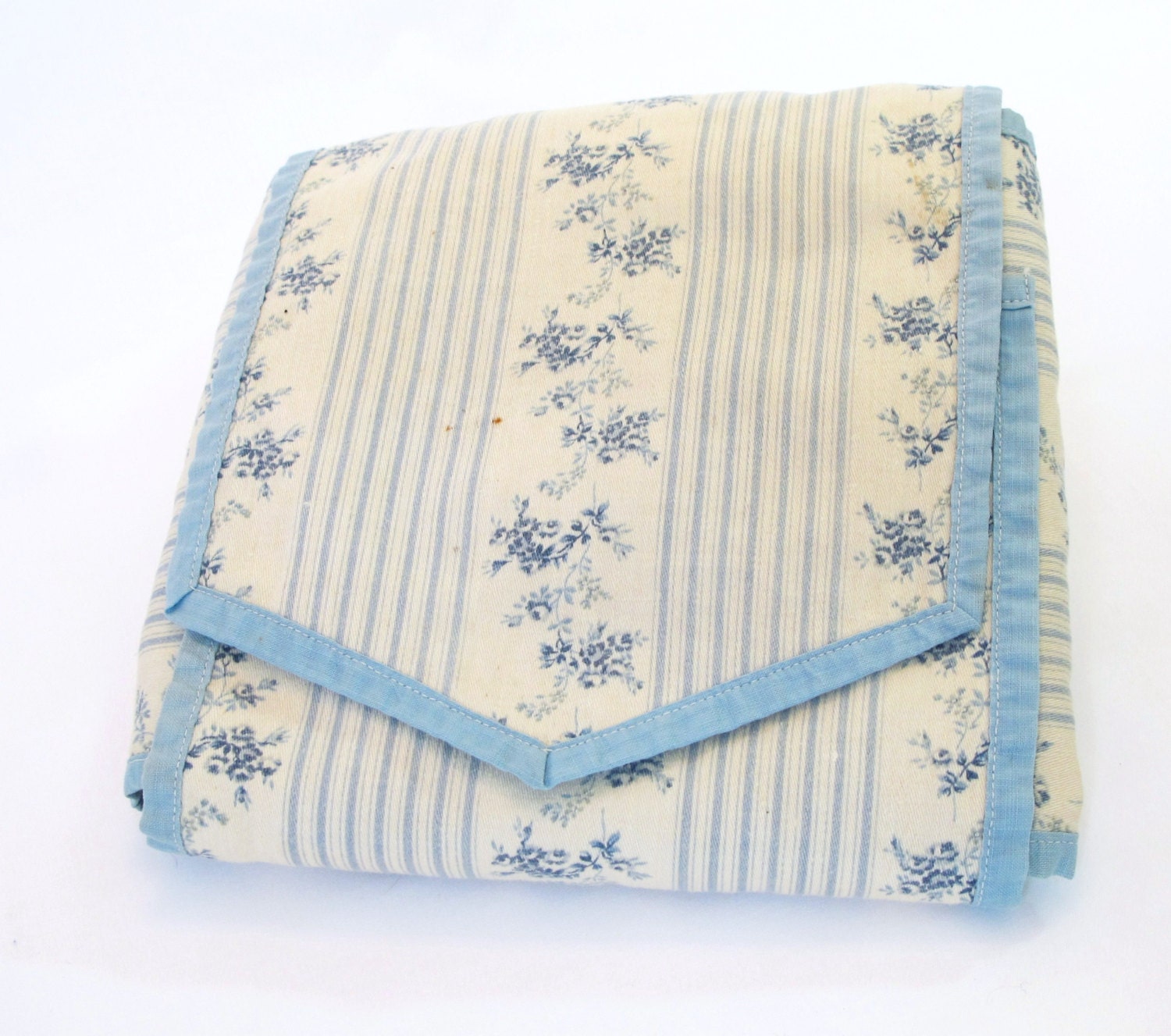 Vintage Cloth Napkin Holder with 2 White Linen Napkins Fold