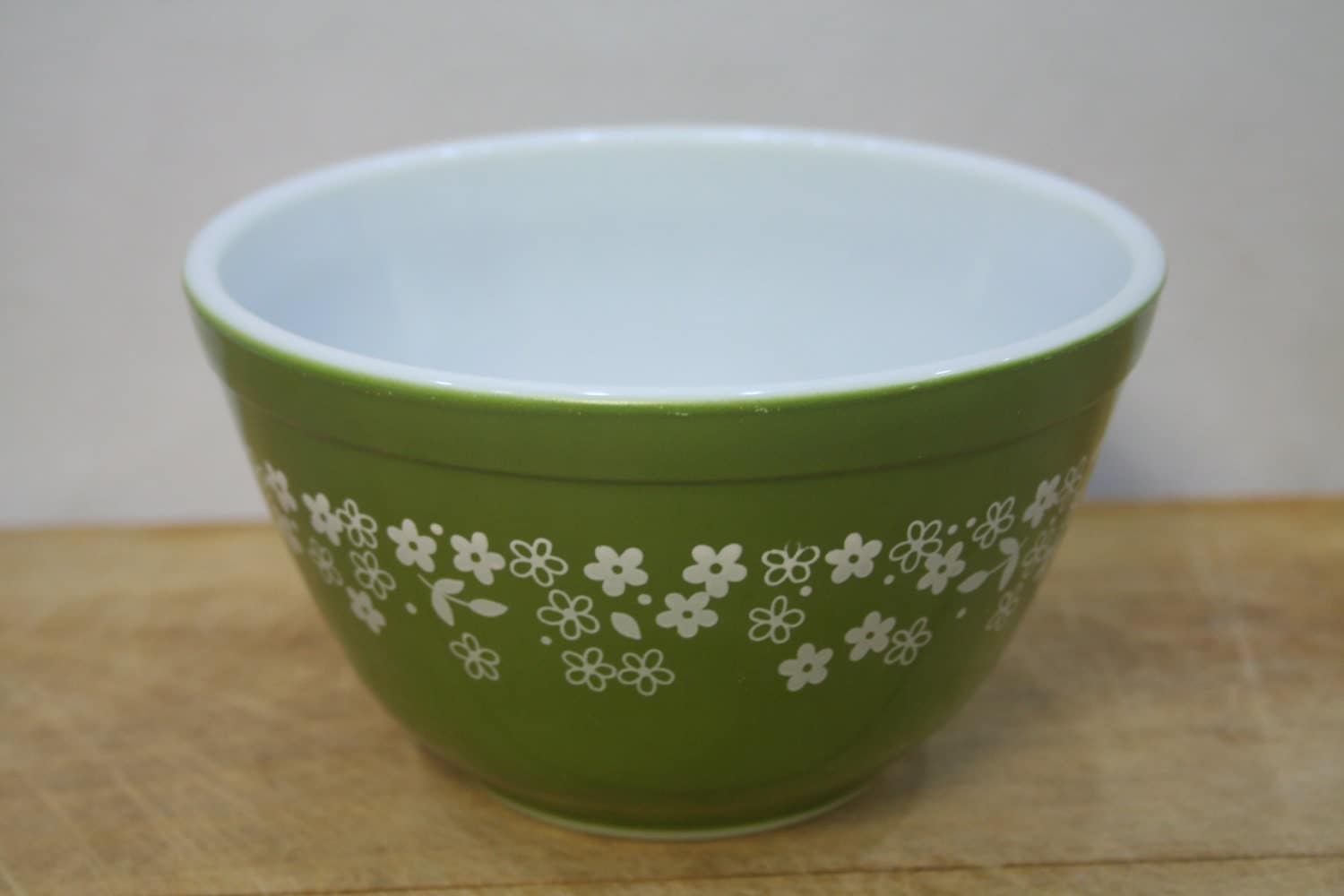 Pyrex Spring Blossom Green Mixing Bowl 401 by artzybitz on Etsy