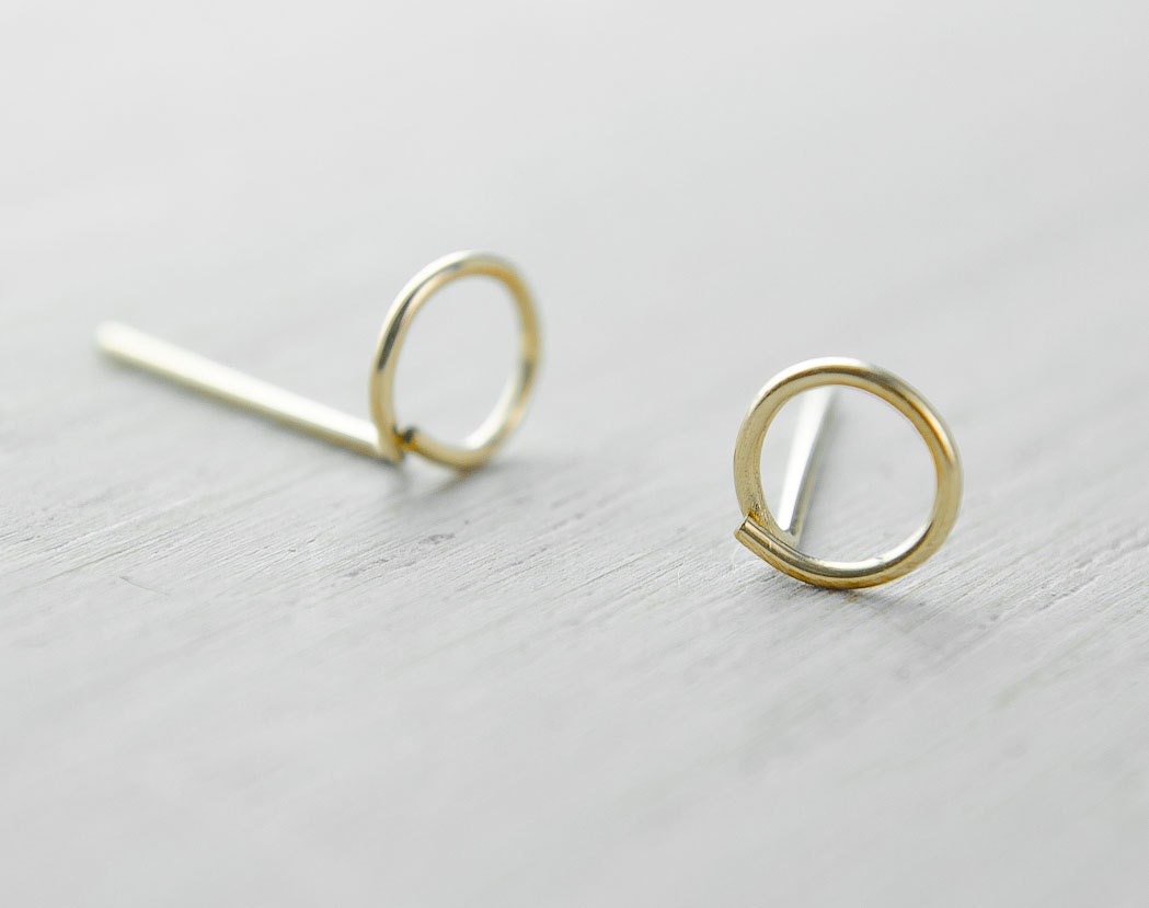 Gold Circle Stud Earrings. Yellow Gold Filled by lunaijewelry