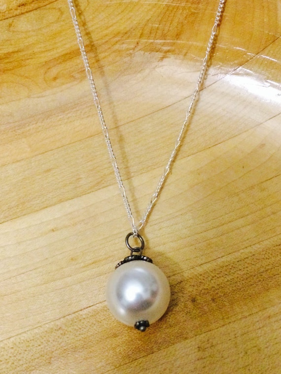Items similar to Pearl drop necklace on Etsy