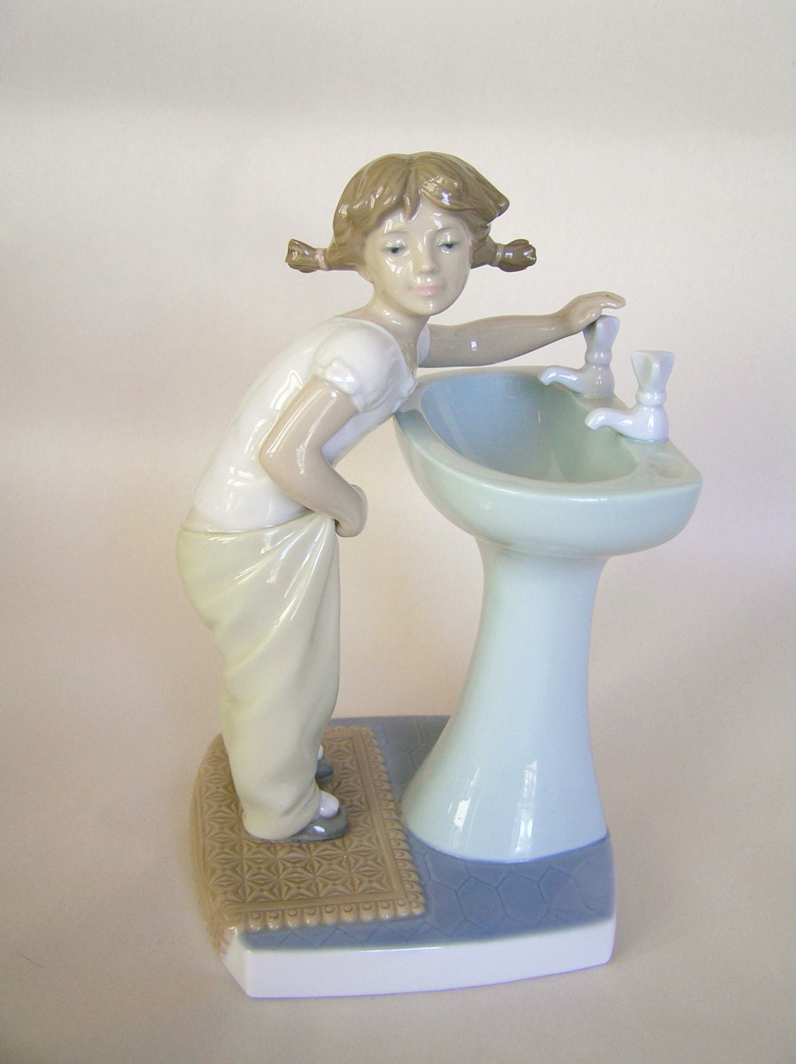 Lladro Clean Up Time Figurine 01004838