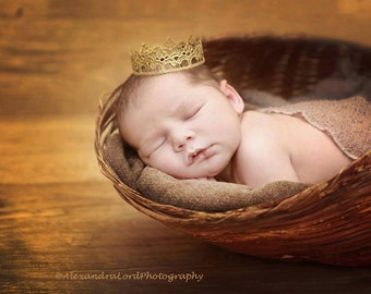 Newborn Christmas Crown. Baby Gold Crown. Newborn Gold Lace Crown. Gold Crown. Gold Lace Crown. Newborn Photography Prop. UK SELLER