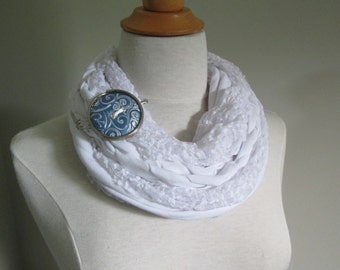 Foulard Infinité en jersey blanc tressé avec broche bouton (interchangeable)