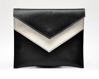 ENVELOPE CLUTCH 29 IN KOMBU GREEN LAMBSKIN COPPER LOGO