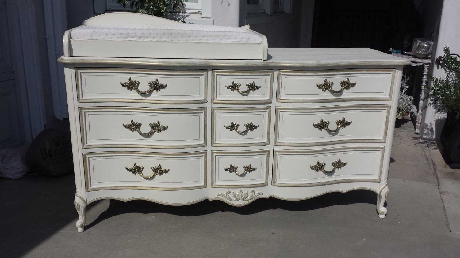 SOLD Vintage French Provincial 9drawer dresser with