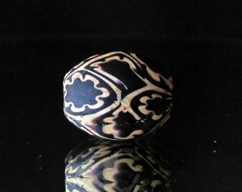 handmade black and white indonesian glass bead (03)