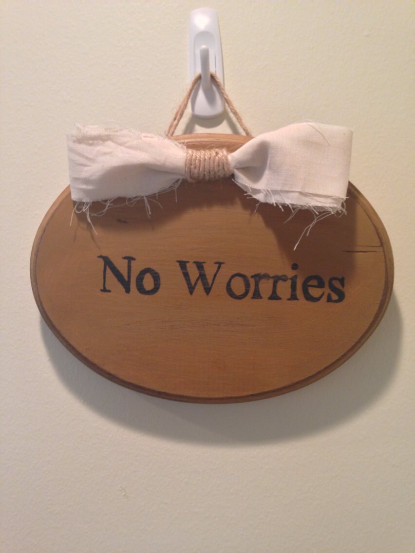 wooden-no-worries-sign