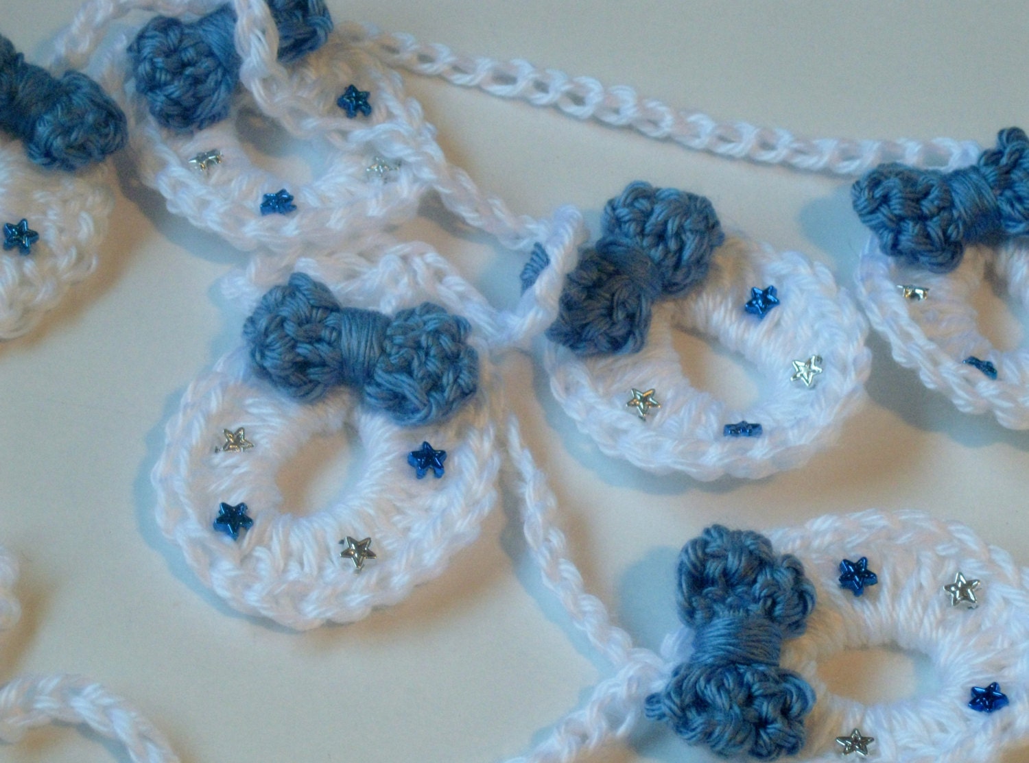 Wreath Christmas Garland / White Wreath With Blue Bow Garland / 5 Feet Long / White and Blue Christmas Decoration / Crochet Holiday Garland