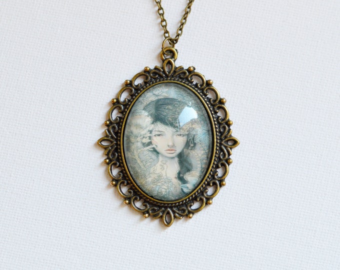 MODERN ART Oval pendant metal brass with the image of the girl under glass