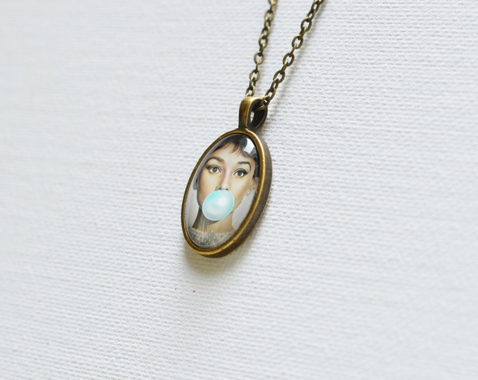 GLAMOUR Oval pendant metal brass with the image of Audrey Hepburn under glass