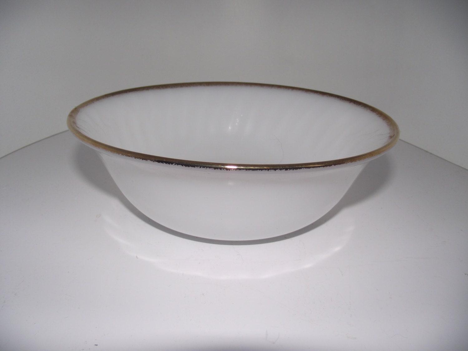 Fire king serving bowl 8 1/2 inches accross anniversary edition Haute