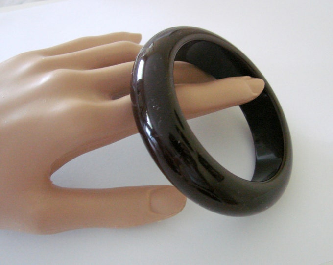 Chunky Retro Brown to Black Lucite Bangle Bracelet / Vintage Jewelry / Jewellery