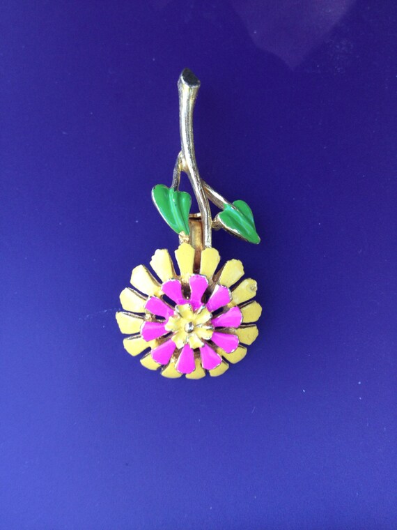 Groovy Cute Pink Yellow and Green Three Layer Daisy Brooch Set In Goldtone