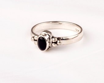 Stunning Vintage Silver Ring with fine Onyx gem.