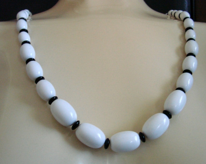 Classic White Lucite Bead Necklace / Black Lucite Cylindrical Beads / Graduated Beads / Vintage / Jewelry / Jewellery