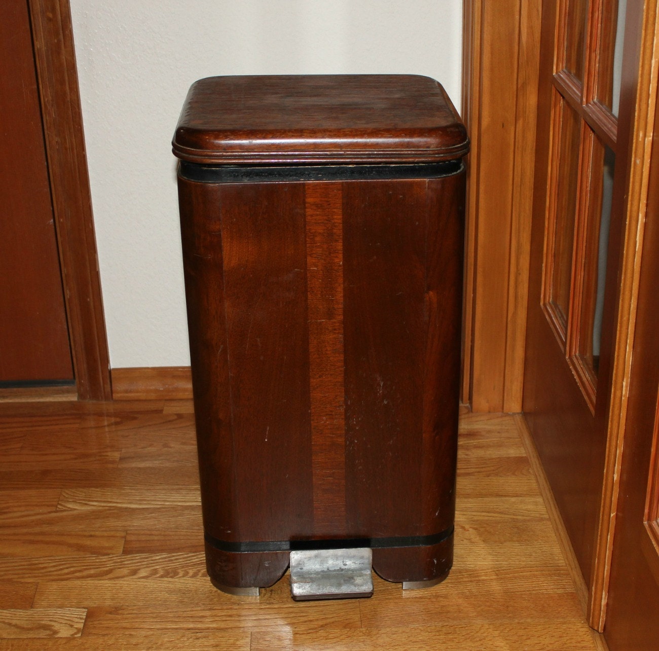 Wooden Kitchen Trash Containers / Find kitchen garbage cans with lids