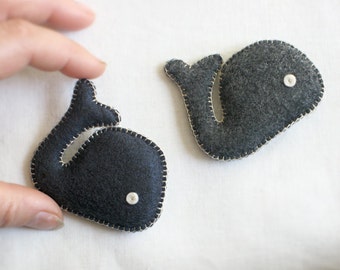 WHALE PIN KEYCHAIN & Ornament—Vegan Hand Stitched Cute Eco-Felt Toy Organic Cotton—Baleine Bleu Porte-Clés/Ballena Llavero Broche Ornamento