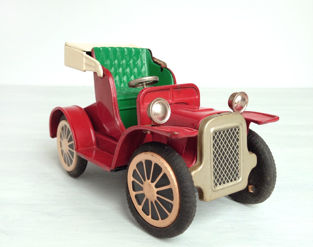 Tin litho friction toy car runabout made in Japan red and