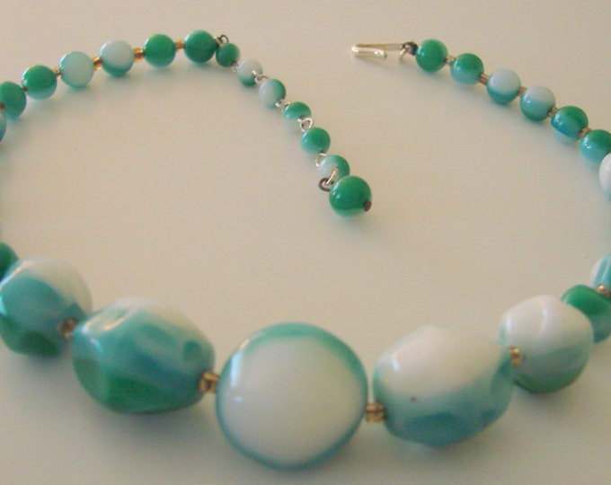 50s Variegated Green, Blue & White Lucite Graduated Bead Choker Necklace / Vintage Jewelry / Jewellery