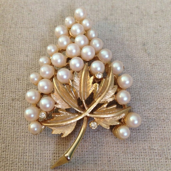 Pell Vintage Brooch Faux Pearl and Gold Tone with Rhinestone