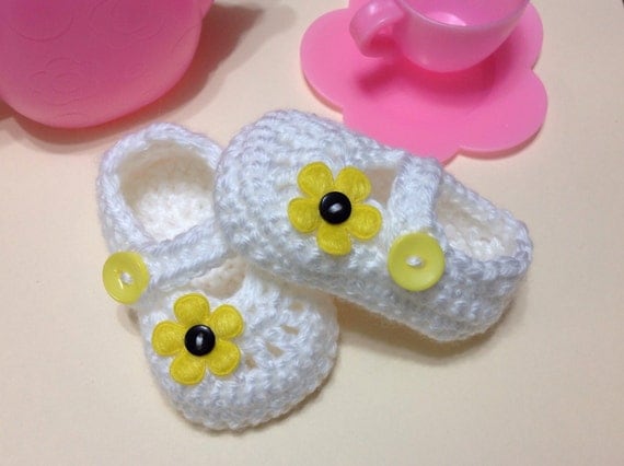 White shoes booties with yellow flowers for baby girl in sizes preemie-12 months (shoe size 0-5). Great as gifts and photography props too!