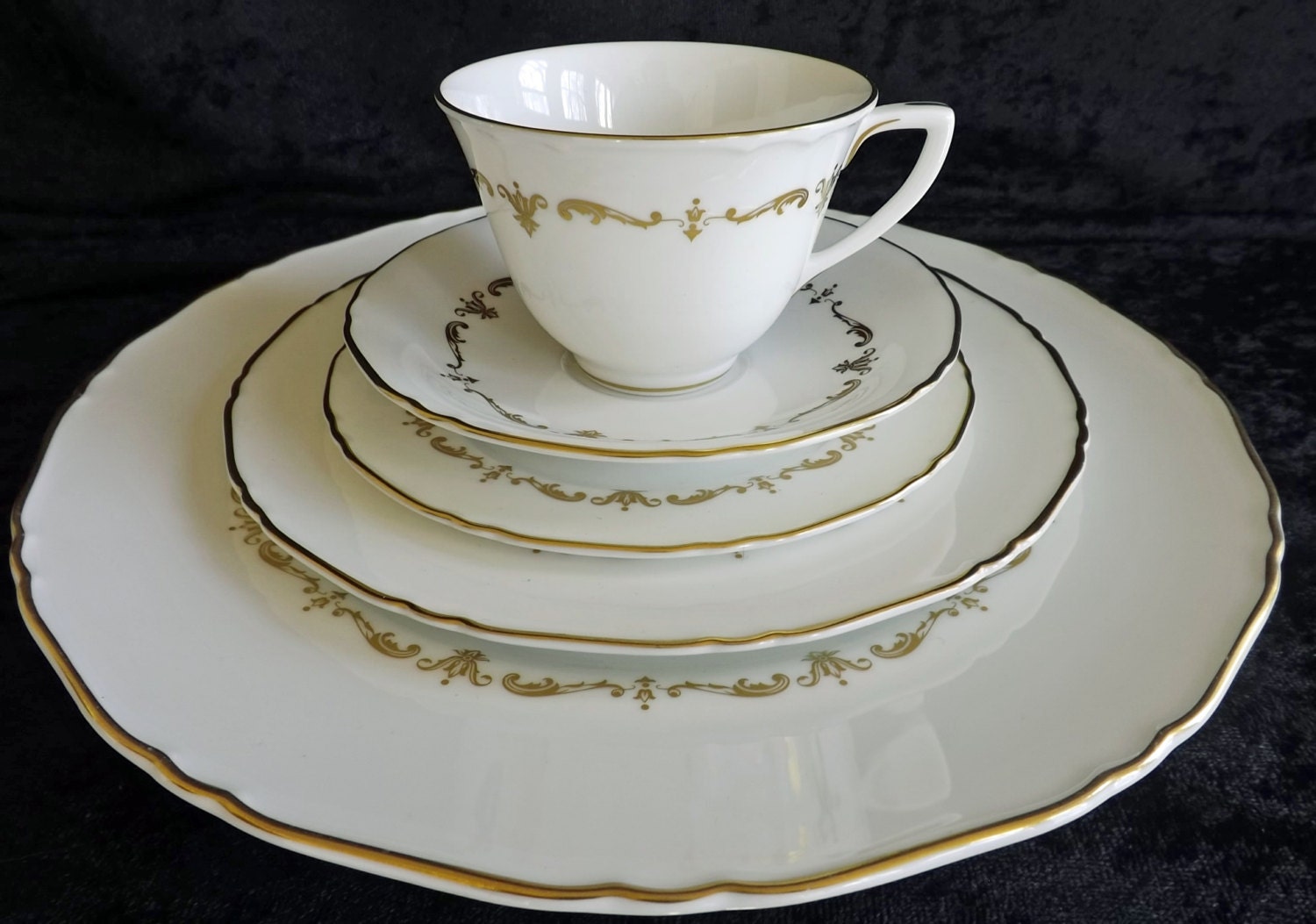 Royal Worcester Gold Chantilly China 5 Piece Place Setting