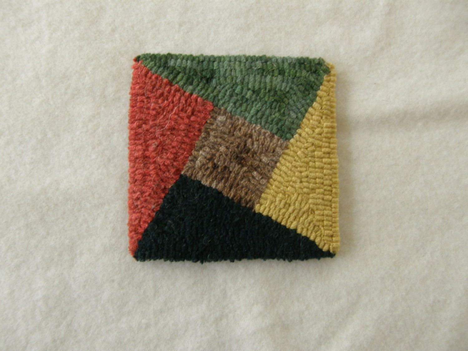 Hooked mug rug / coaster geometric