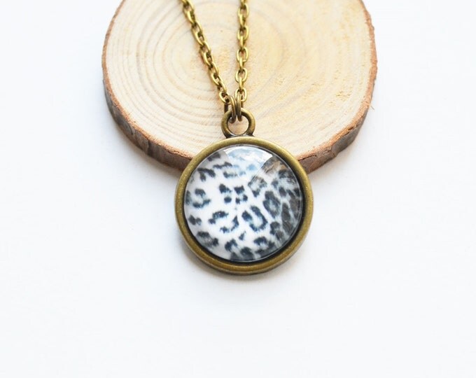 ANIMAL PRINT MEDLEY Pendant metal brass depicting fashionable leopard skin, Safari, Glamour, Style, White