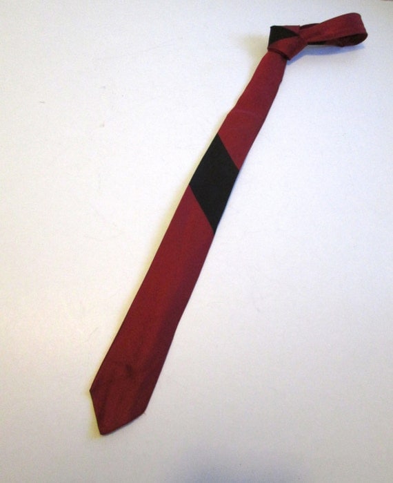 1950 1960's Vintage SKINNY Tie. Beautiful Red Necktie.