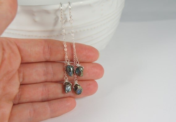 Sterling zilver oorbellen / lange dunne ketting hangers / parelmoer keshi parels / zoetwaterparels / draadomwikkeld / 925 / zilveren