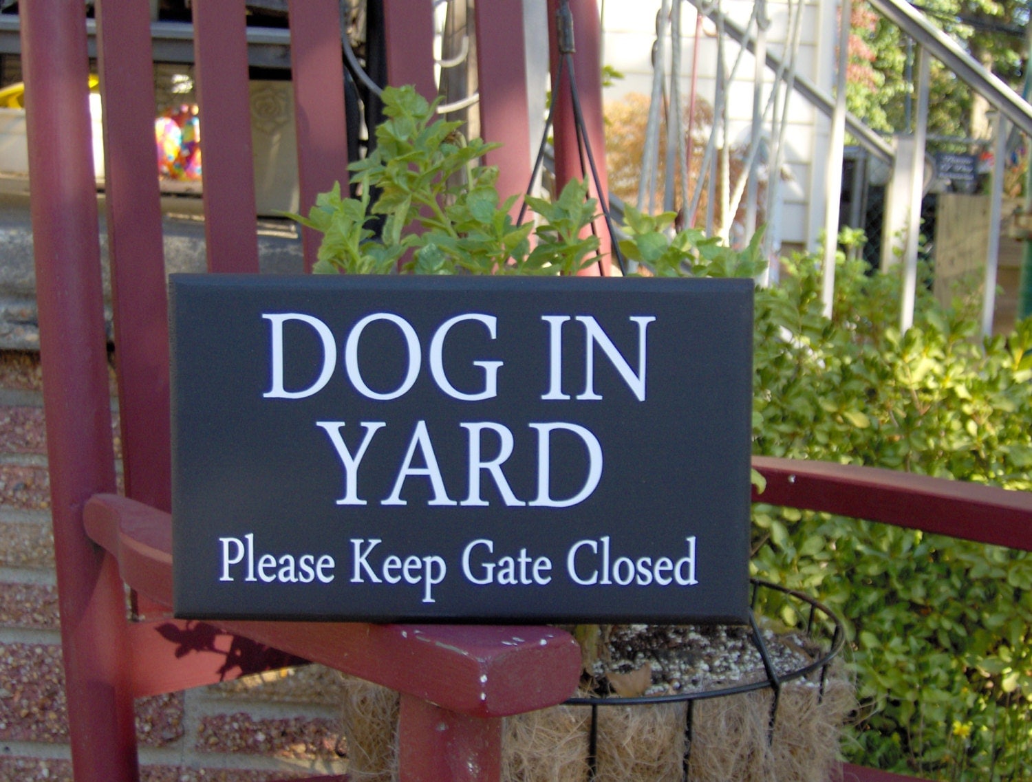 Style Dog In Yard Please Keep Gate Closed Wood Vinyl Sign