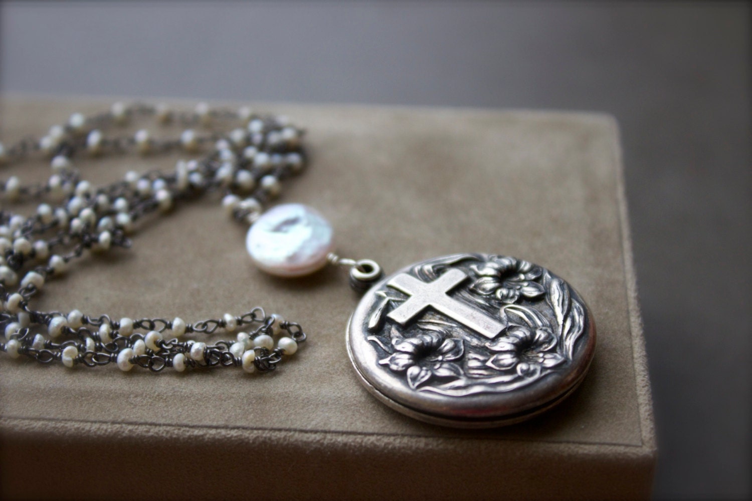 Religious Vintage Locket with THE LORD PRAYER Long Pearl