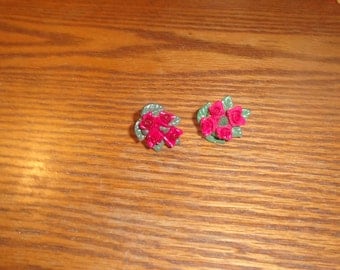 vintage screw back earrings red roses lucite