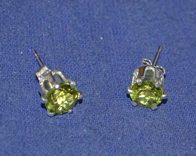 Peridot Stud Earrings, 6mm Round, Natural, Set in Sterling Silver E624