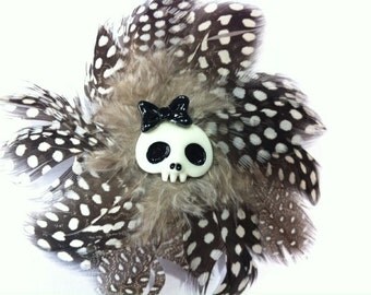 Skull feather hair accessories / brooch black white