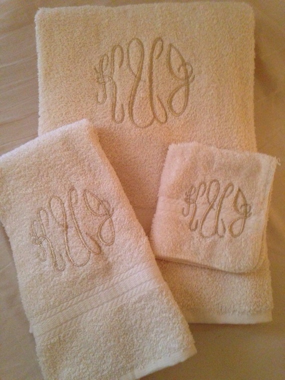 Items similar to Monogrammed bath towel set on Etsy