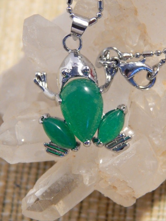 Green Jade Frog Pendant Necklace Jewelry with Silver Chain