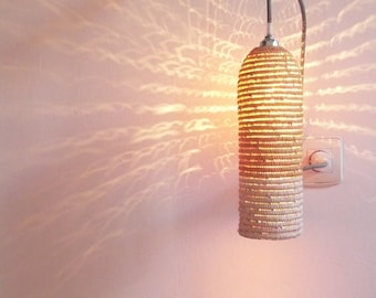 Natural raffia lamp with textile cable, switch and plug - white