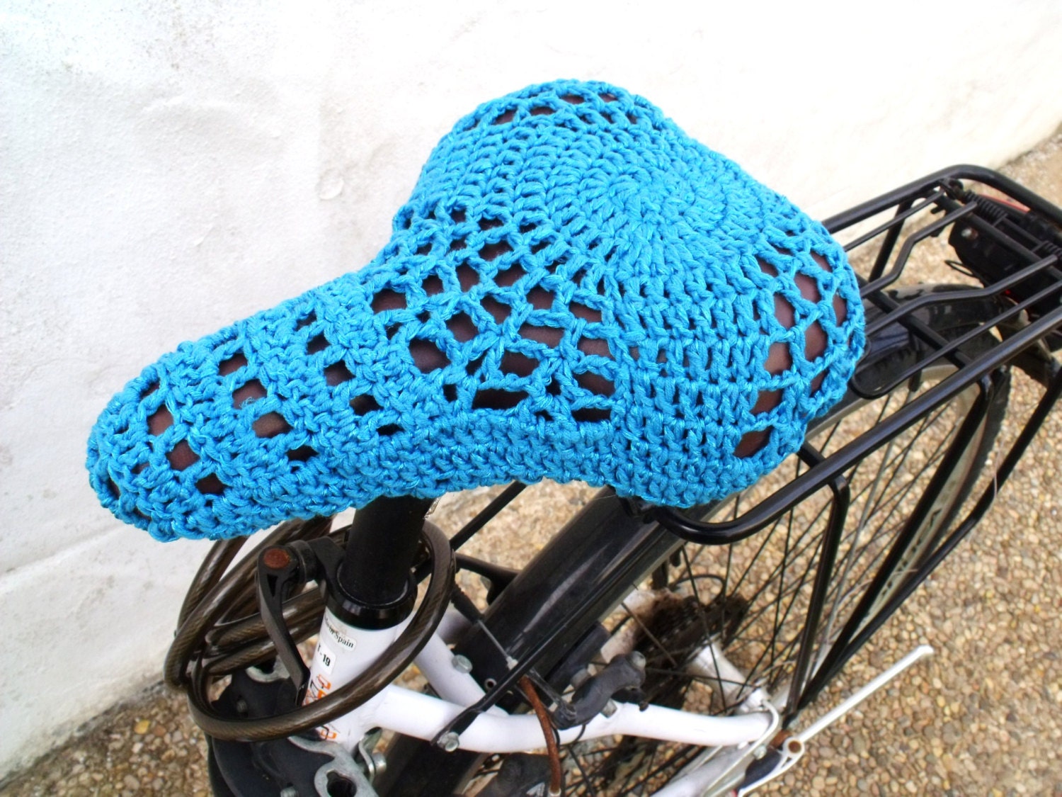Bike saddle cover in crochet. Seat cover. Blue. by Crocheclette