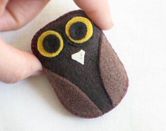 Adorable ECO FELT OWL: Pin, Ornament, Soft Sculpture & Toy stuffed with Organic Cotton, Vegan Decoration — Hibou - Buho Broche, Ornamento