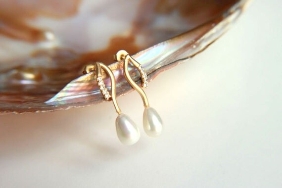 Earrings:Gold plated brass earring hooks with white pearls