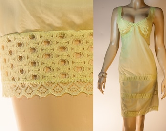 Appealing stylish sheer silky soft citrus green nylon and openwork lace detail 1970's vintage full slip petticoat combinaison - 2761