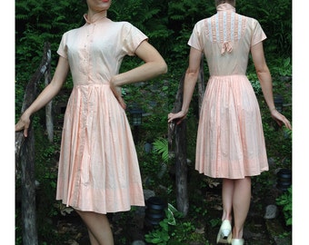 1940s Peach Dress with Lace Back Detail / Sweet Style / Shirtwaist Dress / War Era Dress / 1940s Dress Button Up / Size S