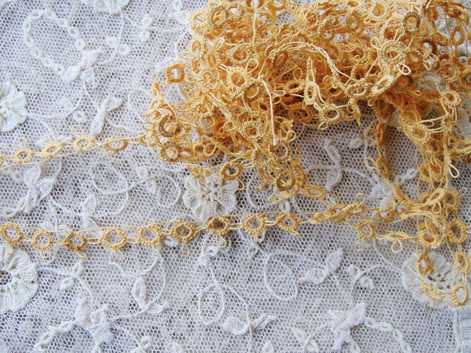 Vintage Hand Tatted Lace Tatting Trim Pretty Light Golden