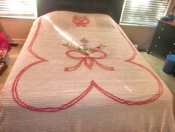 CHENILLE WHITE bedspread vintage 88 x 102"
