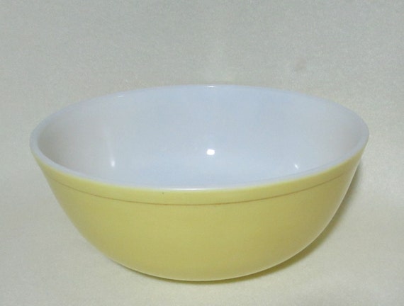 PYREX Yellow 4 Qt. 404 Ovenware Bowl