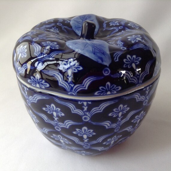 Beautiful Bombay made in China Blue and White Apple with Lid