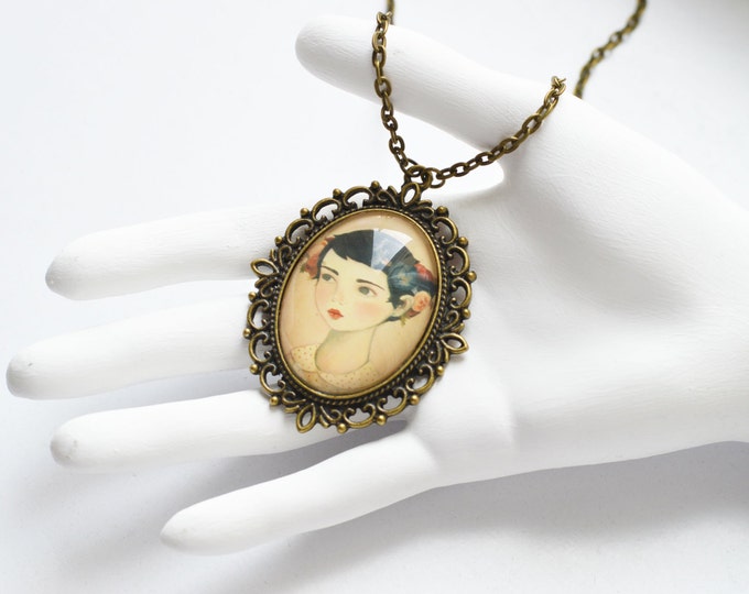 FEMALE IMAGES Oval pendant metal brass with the image of girls under glass