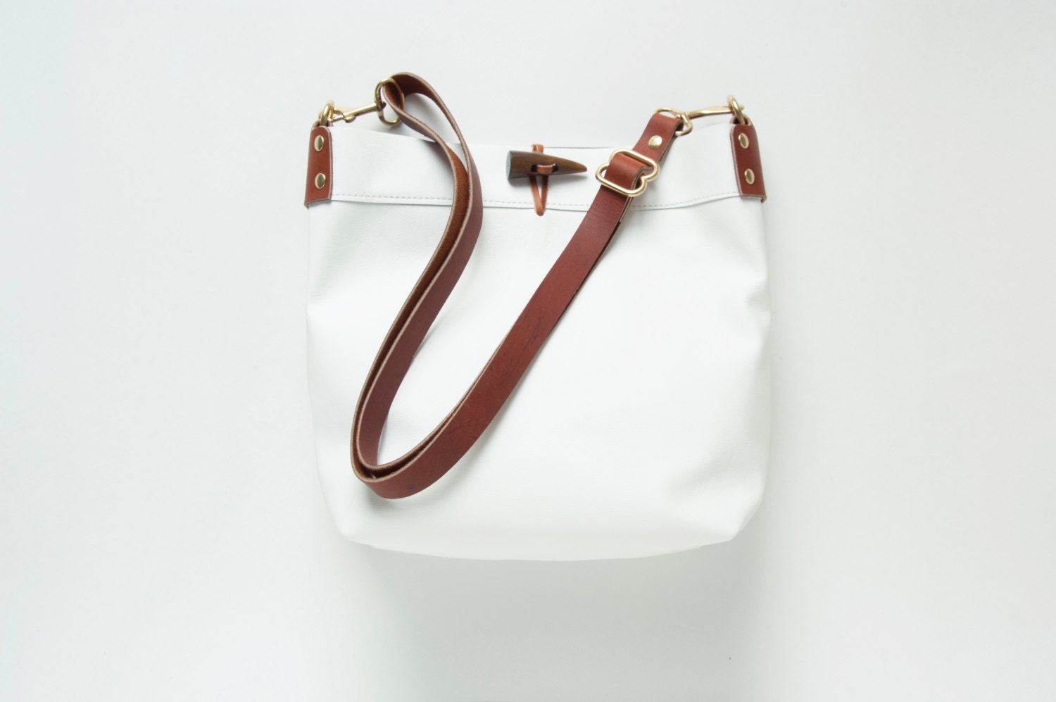 SAVANNAH Bucket. White Bucket Bag. Adjustable Cross body leather bag